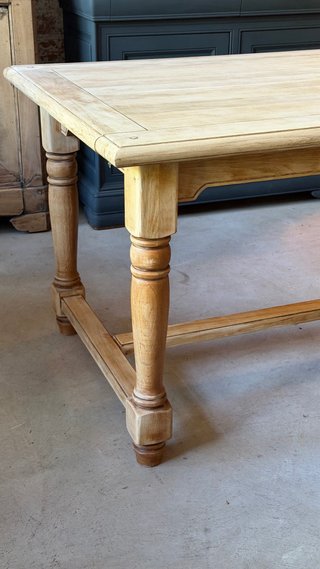 Mesa de comedor de madera