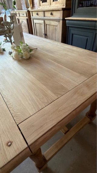 Mesa de comedor de madera
