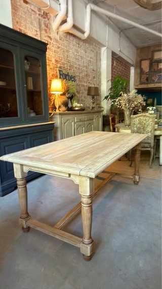 Mesa de comedor de madera