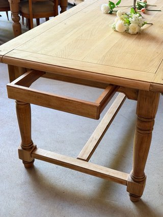 Mesa de comedor de madera