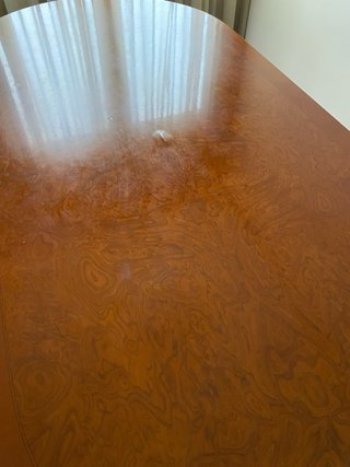 Mesa de comedor ovalada de madera.
