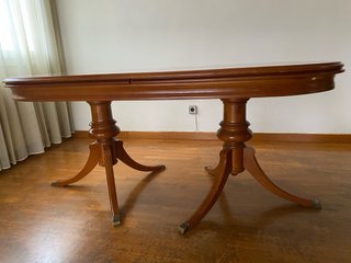 Mesa de comedor ovalada de madera.