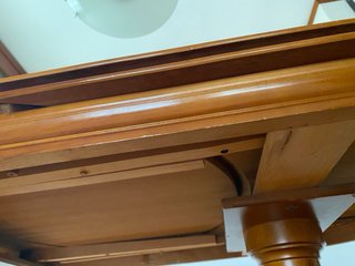Mesa de comedor ovalada de madera.