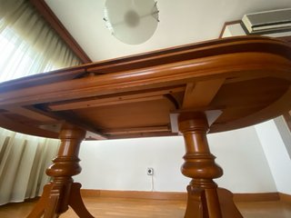 Mesa de comedor ovalada de madera.