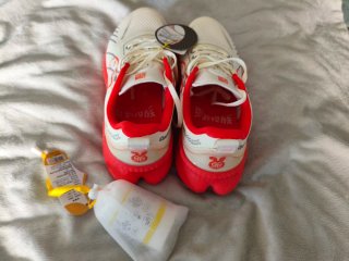 Zapatillas deportivas rojas y blancas