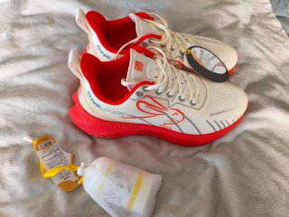 Zapatillas deportivas rojas y blancas