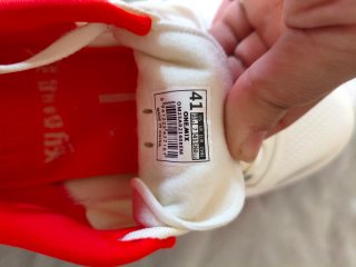 Zapatillas deportivas rojas y blancas