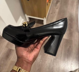 Botines negros con cadena dorada