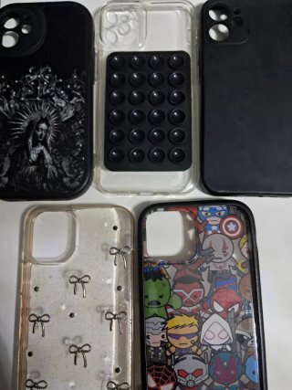 iPhone 12 mini con fundas de regalo