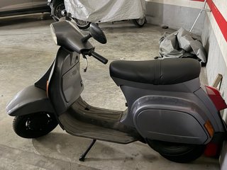 Vespa Gris Scooter