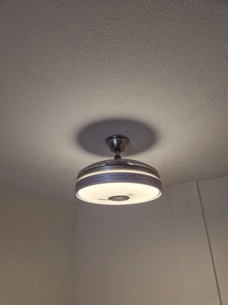 Lámpara ventilador con mando,con altavoces.