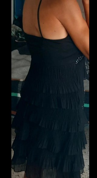 Vestido de fiesta negro con volantes