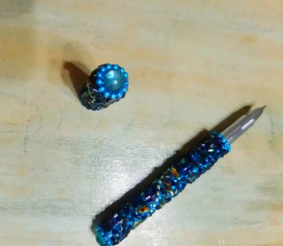 Bolígrafo con pedrería azul