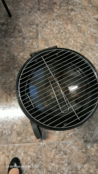Barbacoa negra con ruedas