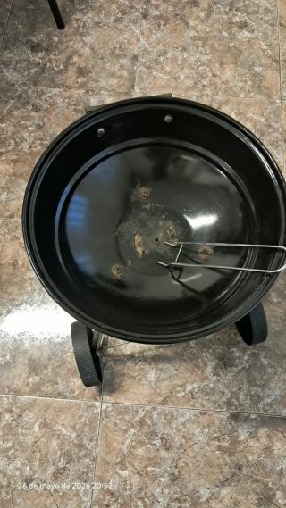 Barbacoa negra con ruedas
