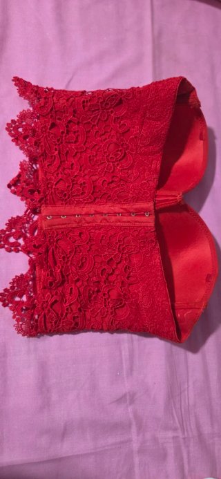 Corpiño de encaje rojo
