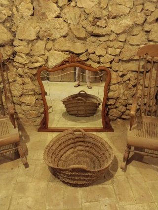 Vecchie dondoli in legno e vimini