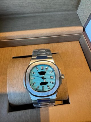 Reloj automático de marca.