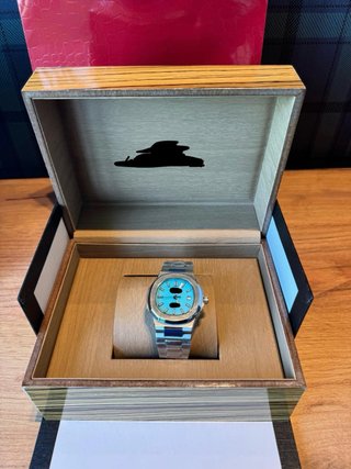 Reloj automático de marca.