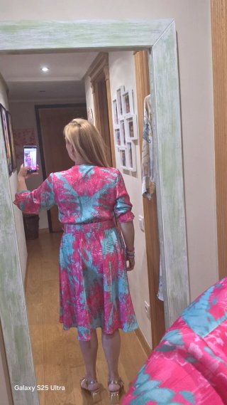 Vestido estampado rosa y turquesa.
