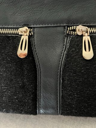 Bolso negro con textura
