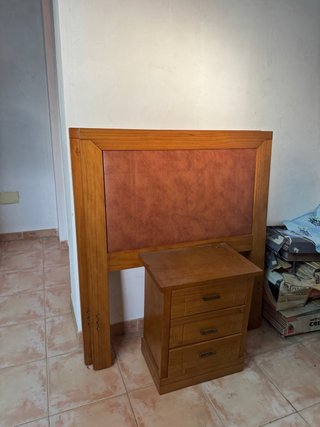 Cabeceros y mesita de noche madera