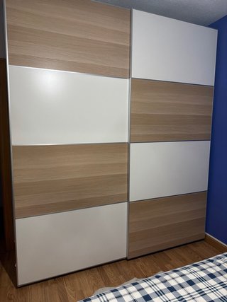 Armario de madera y plástico