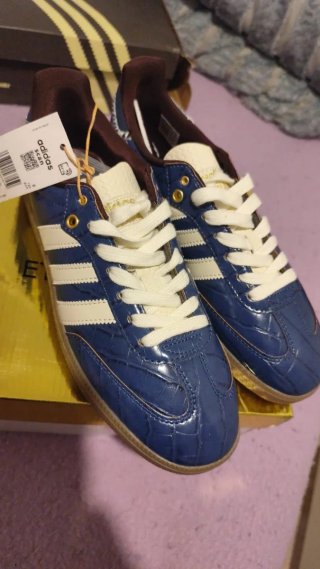 Zapatillas de tenis Adidas azules y blancas.