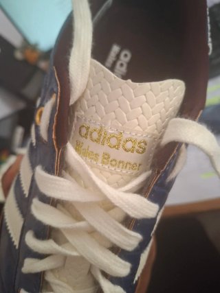 Zapatillas de tenis Adidas azules y blancas.