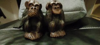 Figuras de monos de madera tallada