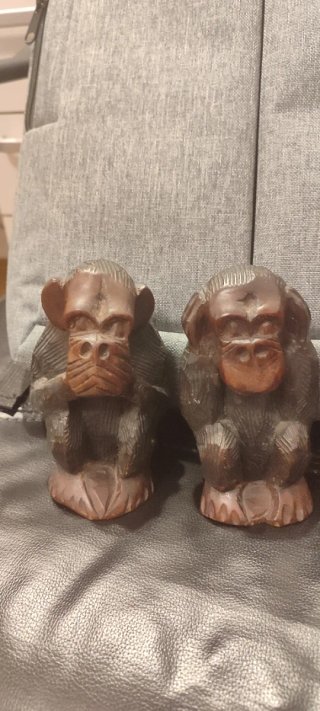 Figuras de monos de madera tallada