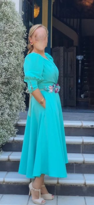 Vestido largo verde agua con fajín floral