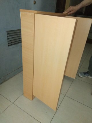 Mueble de madera con estantería