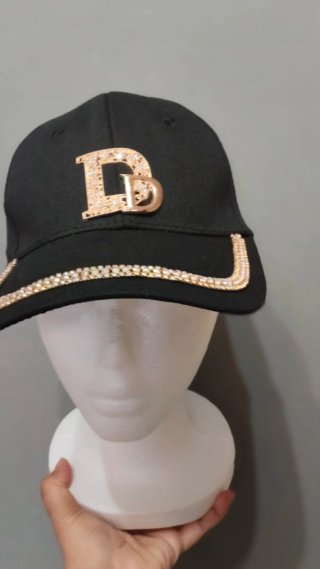Gorra negra con pedrería y logo D