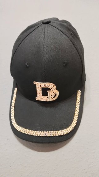 Gorra negra con pedrería y logo D