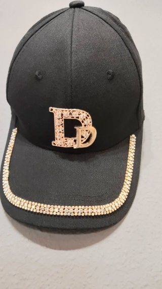 Gorra negra con pedrería y logo D