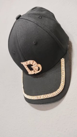 Gorra negra con pedrería y logo D