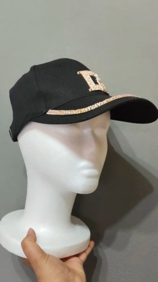 Gorra negra con pedrería y logo D