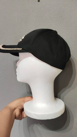 Gorra negra con pedrería y logo D