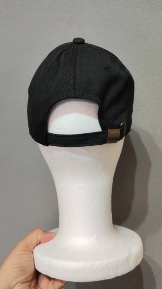Gorra negra con pedrería y logo D
