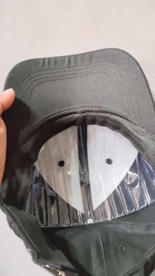 Gorra negra con pedrería y logo D