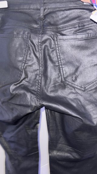 Pantalones efecto piel negros