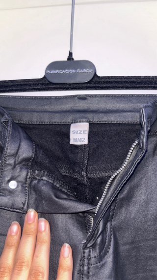 Pantalones efecto piel negros