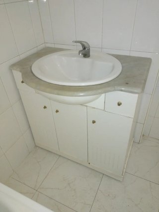 Mueble de baño con lavabo de porcelana