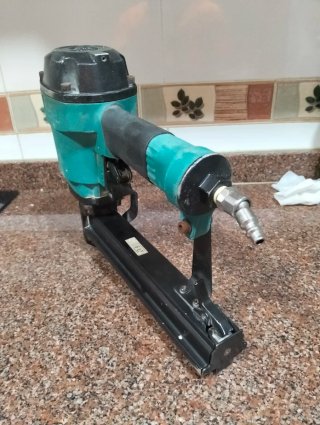 Clavadora Neumática Profesional