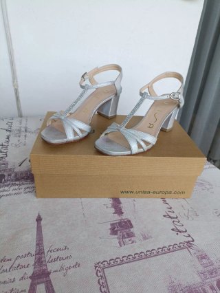Sandalias marca Unisa .