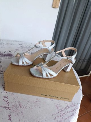 Sandalias marca Unisa .