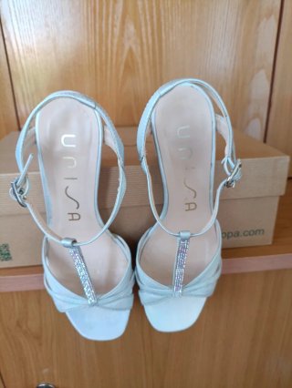 Sandalias marca Unisa .