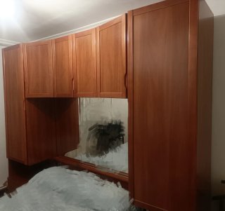 Armario de madera sobre cama