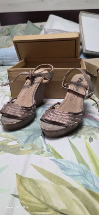 Sandalias de cuña doradas y plateadas